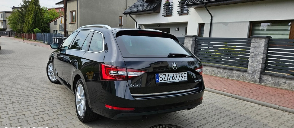 Skoda Superb cena 74904 przebieg: 211353, rok produkcji 2017 z Zawiercie małe 379
